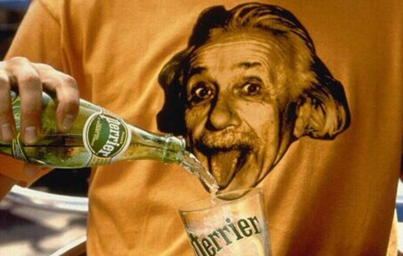 Des amis souriants partageant une galette des rois autour d’une table, avec une couronne dorée et des tasses de café, symbole de convivialité et de fête en janvier.